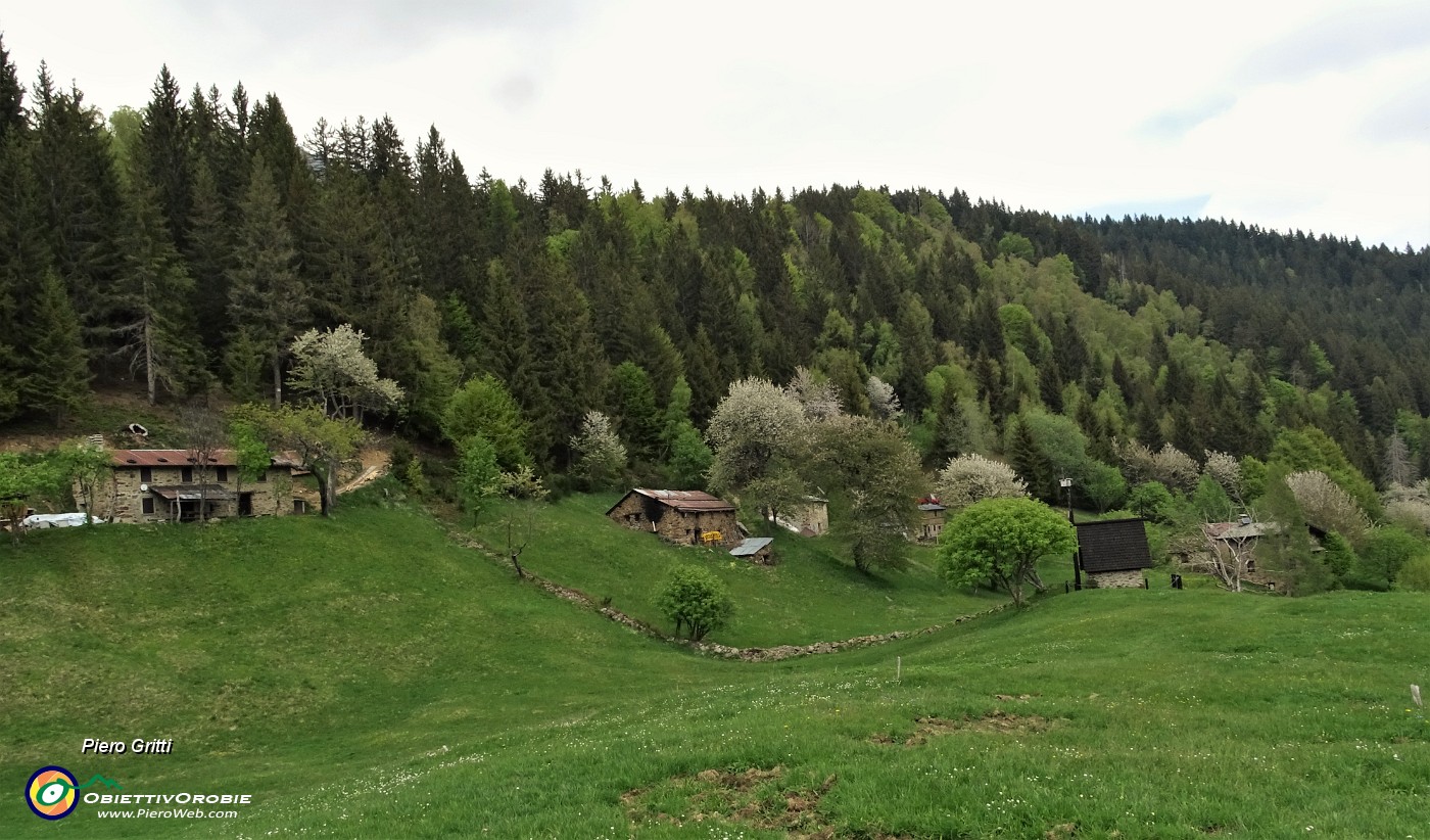75 Vista sulle baite della Pigolotta.JPG